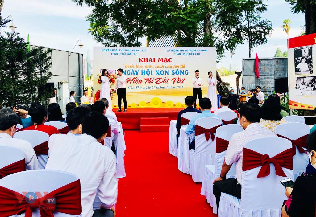 Photo and book exhibitions to mark elections organized in Can Tho